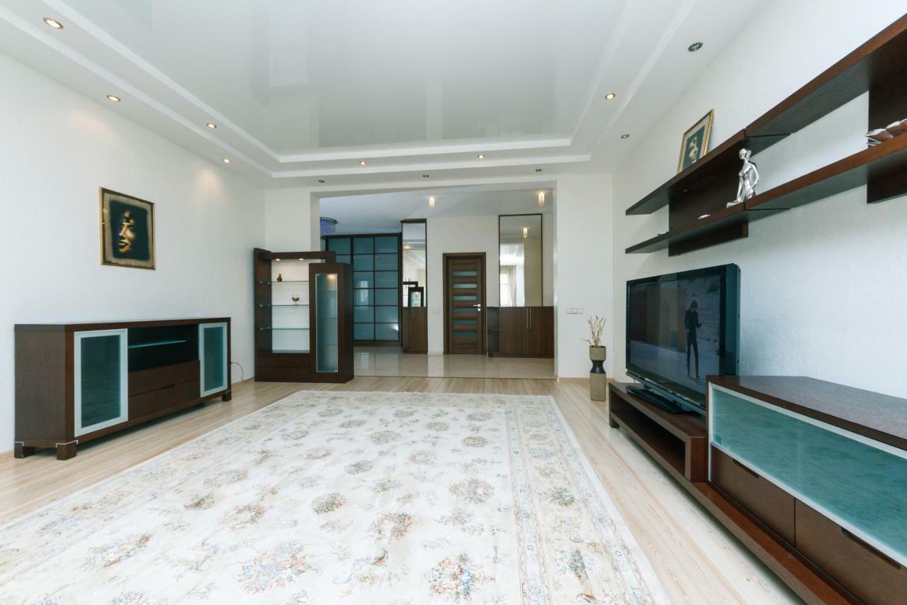 3 Комнатные Апартаменты В Центре Печерска Kiew Exterior foto
